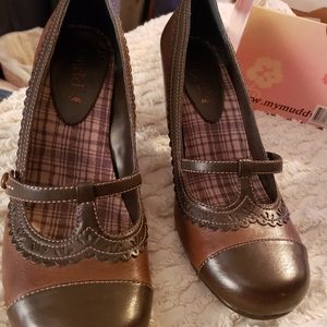 Two tone leather pumps